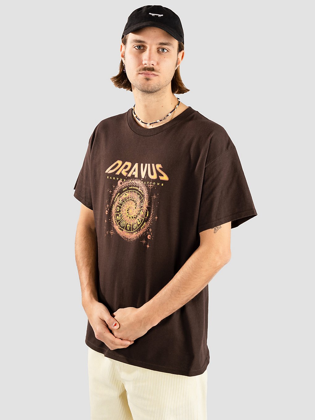 Dravus Earth Salutation T-Shirt bruin