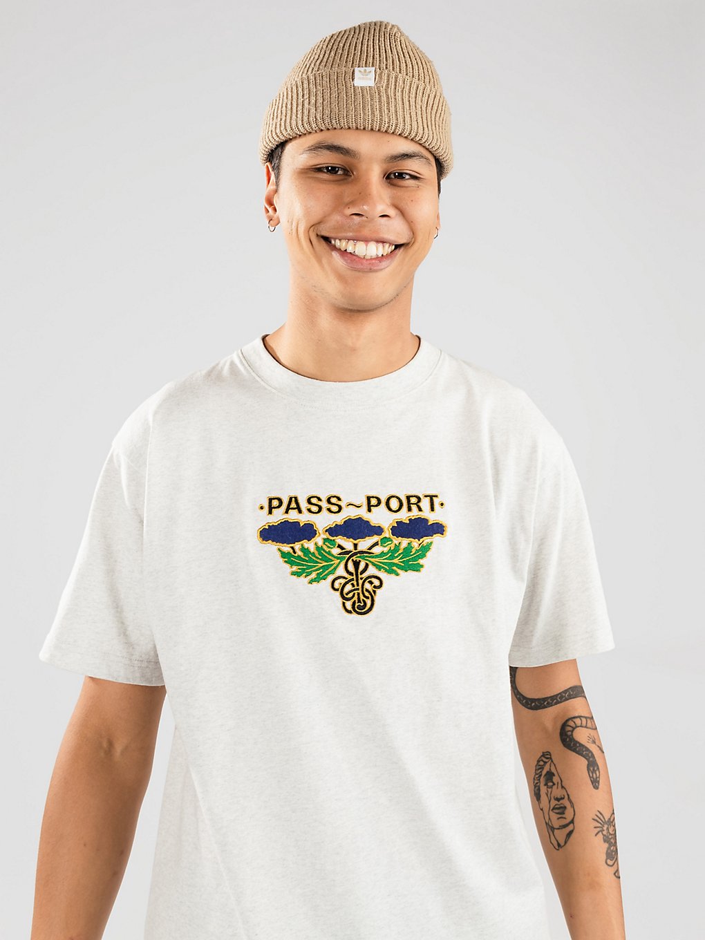 Pass Port Emblem Applique T-Shirt grijs