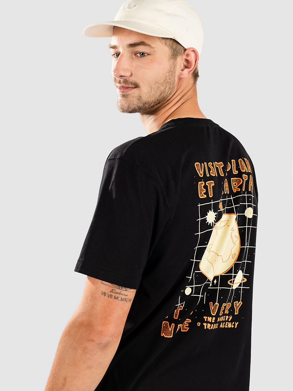 The Bakery Travel Agency 23 T-Shirt zwart