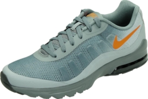 Nike air max invigor in de kleur . Oranje