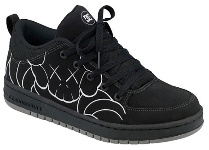 DC KAWS Chum Zwart