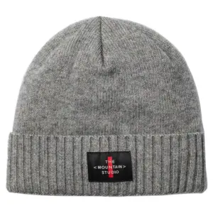 The Mountain Studio Cashmere Mix Cross Logo Muts Grijs